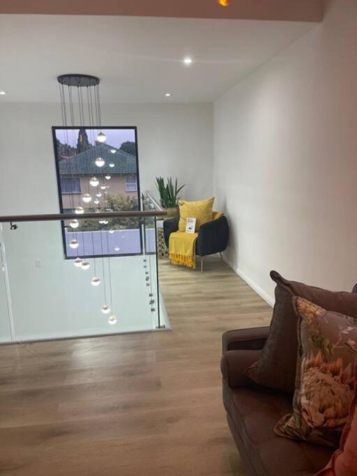 Private Modern 10 Bdrm Home Tucked Away In Sandton Johannesburg Exterior foto